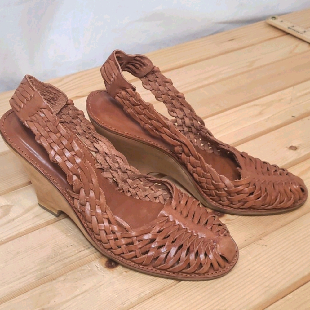 MICHEAL KORS gently used condition slingback wedge